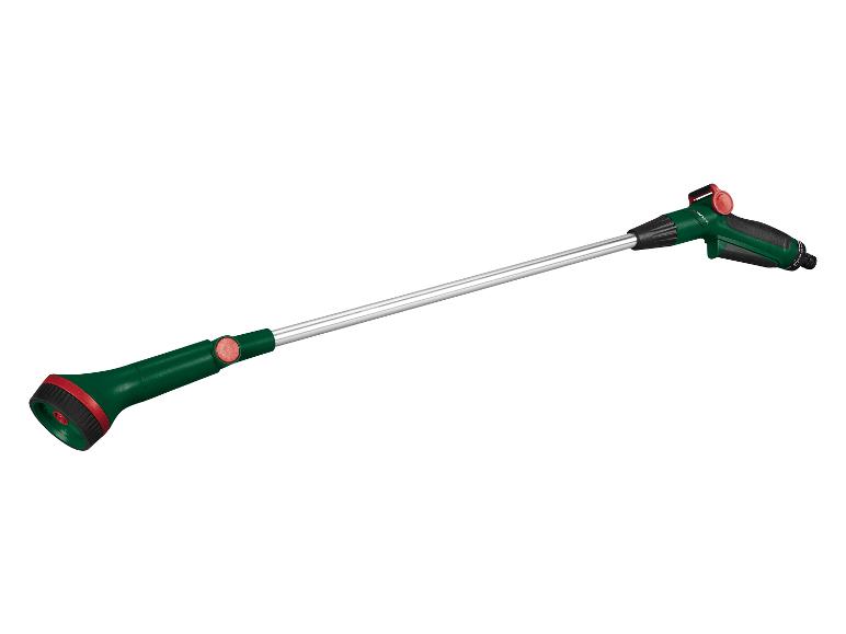 Ein grüner Gartenschlauch mit einer Sprühpistole von Parkside.