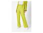 Limefarbene Hose und Blazer: eleganter, moderner Look.