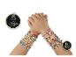 Hände mit 24 bunten Buchstabenperlenarmbändern, darunter 5 Doppelarmbänder und 15 Anhänger.
