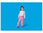Mädchen in rosa wasserdichter Hose und Herzchen-Shirt.