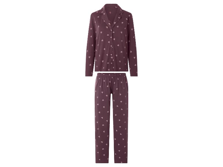 Bordeauxfarbener Damenpyjama mit rosa Herzmuster, bestehend aus Langarmshirt und Hose.