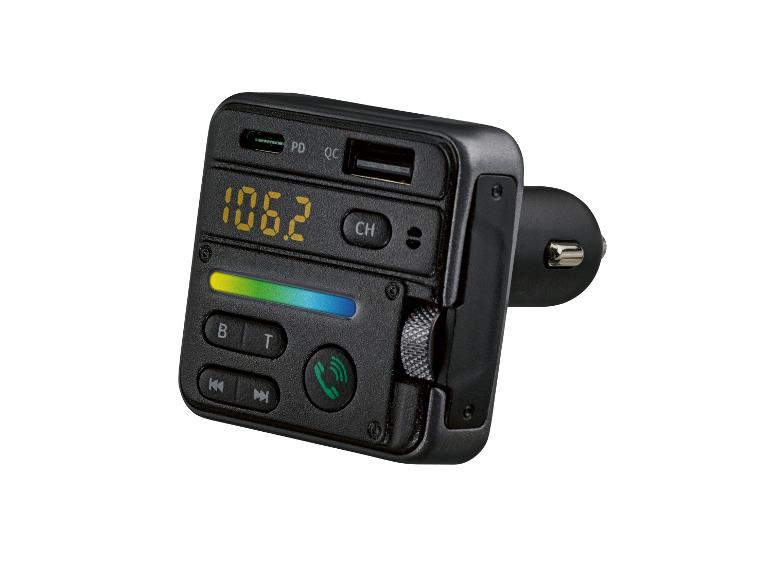 Schwarzer Auto-FM-Transmitter mit Digitalanzeige 106.2, USB-Anschlüssen und Bedientasten.