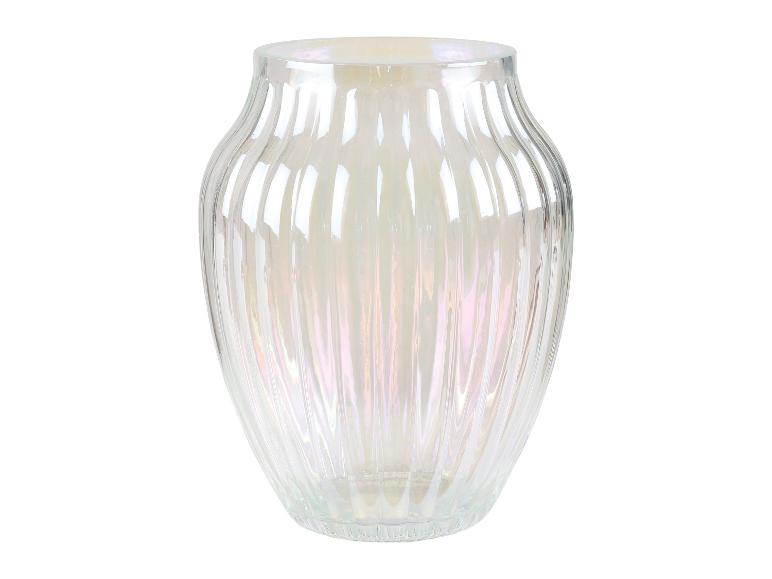 Eine transparente, geriffelte Vase mit perlmuttartigem Finish.