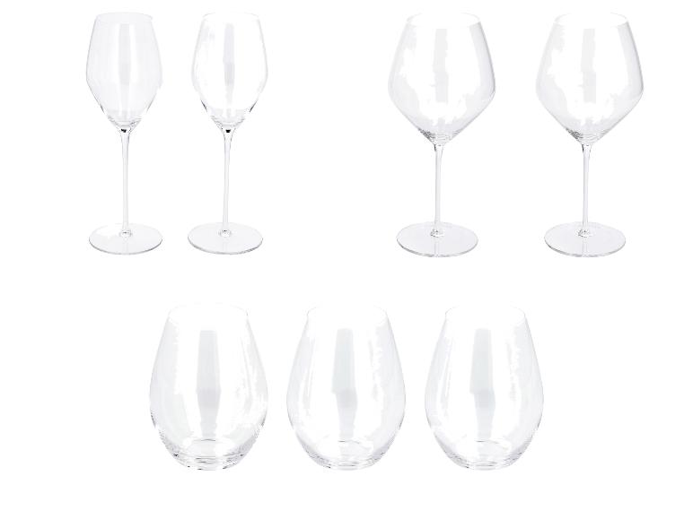 Klare Weingläser und stielose Becher aus Glas.