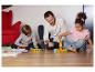 Familie spielt mit Mathematik-Bausteinen auf dem Boden.