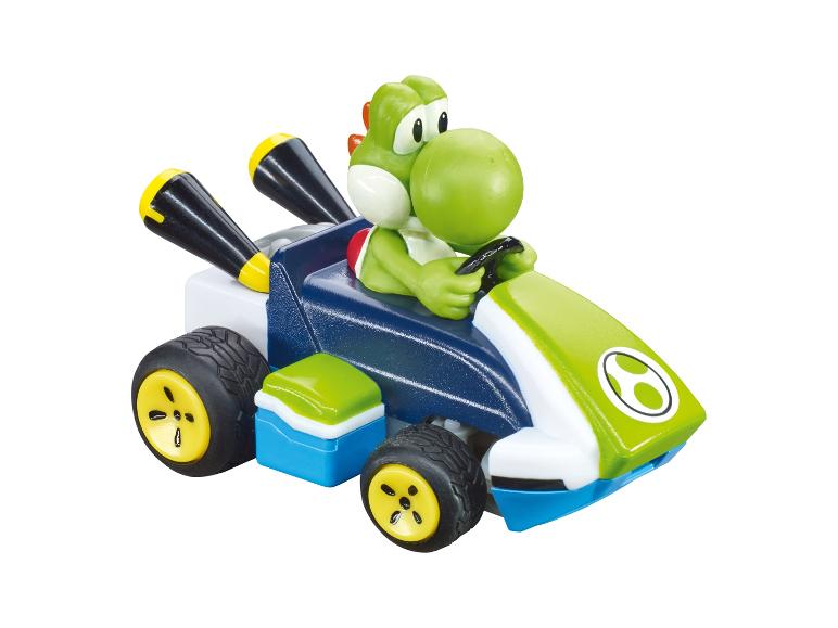 Yoshi in einem blau-grünen Rennwagen mit gelben Rädern.