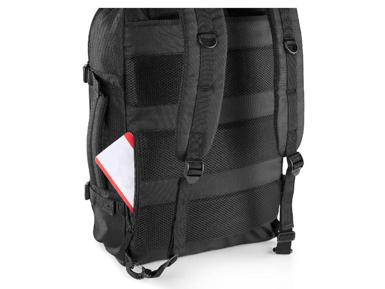 Rückseite eines schwarzen Rucksacks mit gepolsterten Trägern und einer Netztasche mit rotem Buch.