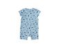 Hellblauer Baby-Strampler mit Palmen-, Surfbrett- und Wellenmuster.