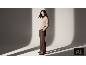 Frau in einem eleganten Pullover und einer braunen, gerade geschnittenen Hose.