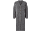 Langer grauer Rippstrick-Cardigan mit braunen Knöpfen.
