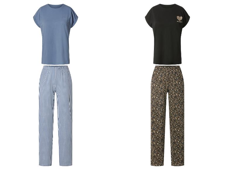 Zwei Pyjama-Sets: ein blaues mit gestreiften Hosen und ein schwarzes mit Leopardenmuster-Hosen.