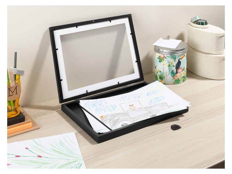 Ein schwarzer Bilderrahmen mit Kinderzeichnungen