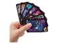 Hand hält Transformers-UNO Flip-Karten mit Robotern und einem Planeten.