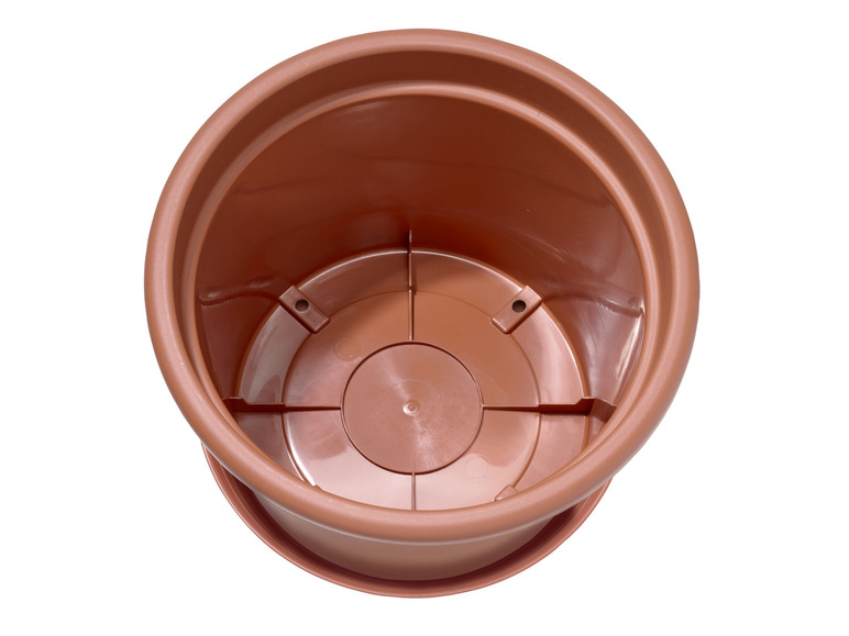 Ein brauner Plastiktopf mit Untersetzer.