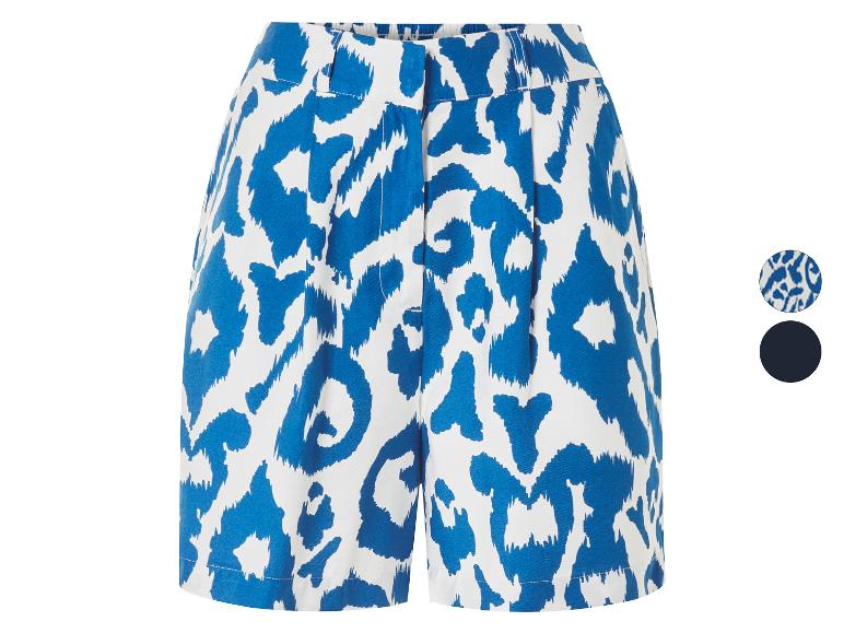 Blau-weiße Shorts mit Leopardenmuster.