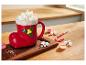 Rote Weihnachtsstiefel-Tasse mit Schlagsahne und Marshmallows auf einem Holzbrett.