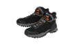 Ein Paar schwarze und graue Wanderstiefel mit orangefarbenen Schnürsenkeln.