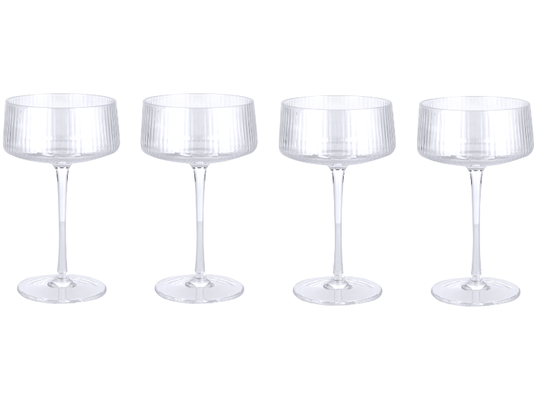 Vier elegante, geriffelte Sektschalen mit langem Stiel auf weißem Hintergrund.