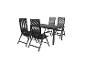 Gartenmöbelset: rechteckiger Tisch und vier schwarze klappbare Stühle mit geflochtener Rückenlehne.