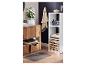 Badezimmer mit Holzwaschtischunterschrank, weißem Regal und Weidenkörben.