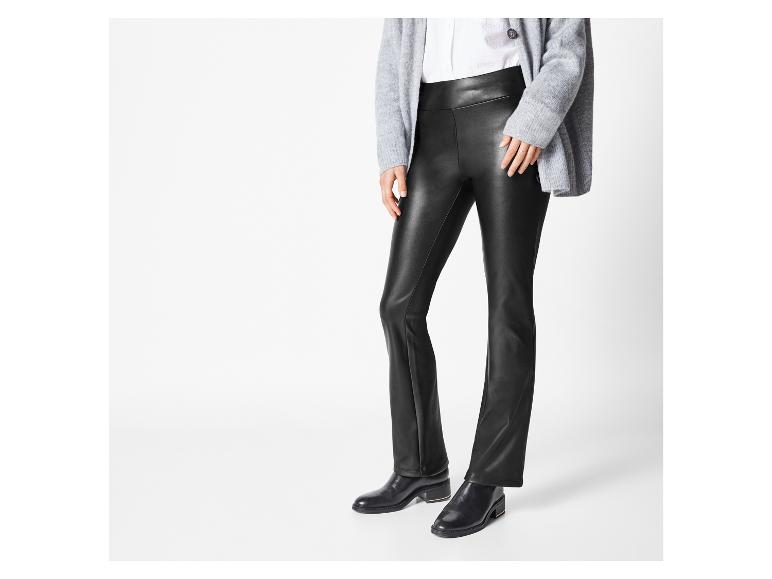 Schwarze Lederhose mit weiten Beinen.