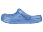 Blaue Plastik-Clogs mit einem Band.