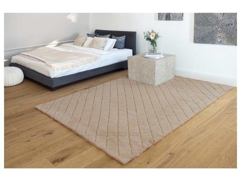 Beigefarbener flauschiger Teppich in einem modernen Schlafzimmer.