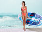 Eine Frau im Bikini mit einem Mistral Paddleboard