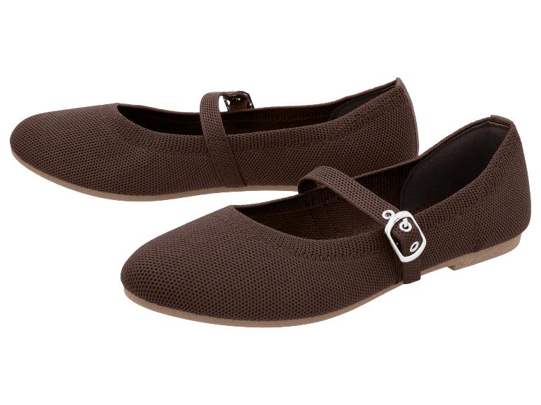 Braune gestrickte Damen-Ballerinas mit Riemen und Schnalle.