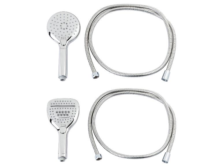 Zwei verchromte Duschköpfe und Duschschläuche.