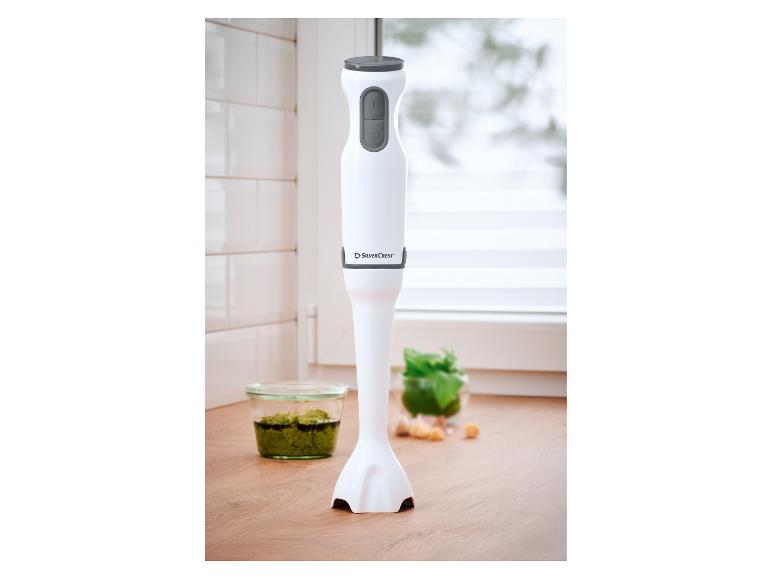 Weißer SilverCrest Stabmixer mit grauen Knöpfen, neben einer Schale Pesto.
