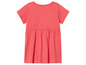 Ein rosafarbenes Kleid mit kurzen Ärmeln für Mädchen.