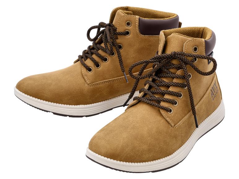 Ein Paar braune Wildleder-Herrenstiefel mit schwarzen Schnürsenkeln und weißen Sohlen.