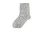 Zwei graue Socken, eine mit rosa und blauem Fair-Isle-Muster, die andere einfarbig.