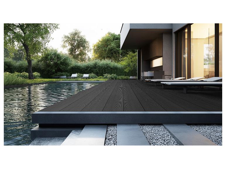 Moderne Terrasse mit dunklem Holzboden, Pool und Sonnenliegen.
