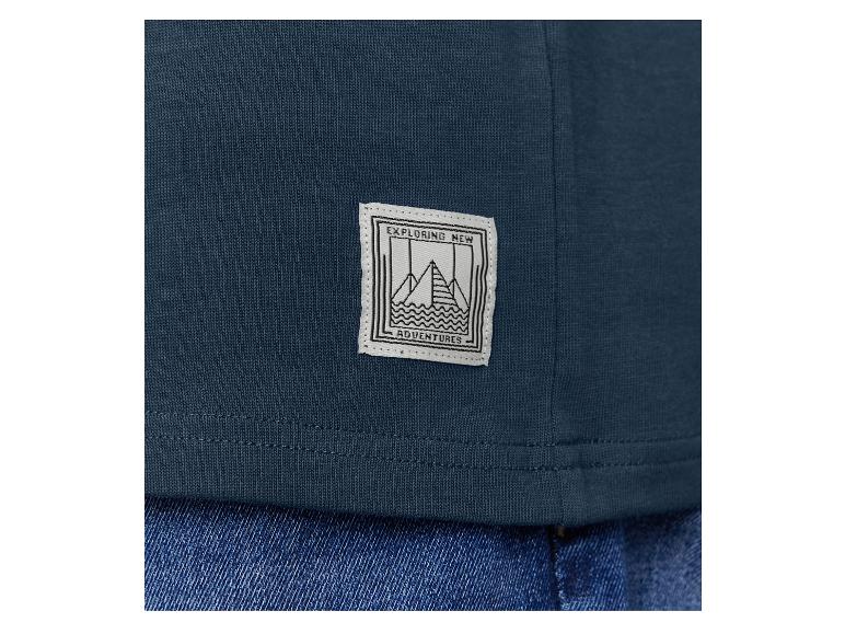 Ein dunkelblaues T-Shirt mit einem Etikett mit der Aufschrift 'Exploring New Adventures'.