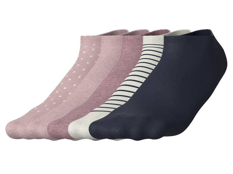 Fünf Paar Socken in Rosa, Dunkelrosa, gestreift und Dunkelblau.
