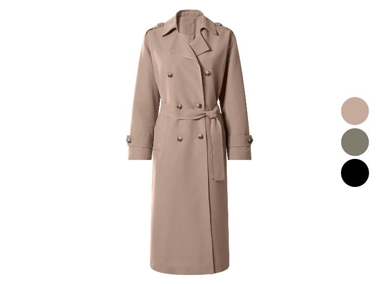 Langer beiger zweireihiger Trenchcoat mit Gürtel und braunen Knöpfen.