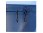 Zwei schwarze Haken an der Innenseite eines blauen Metallschranks.