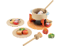 Holz-Spielzeug-Fondueset mit Zubehör und Tellern.