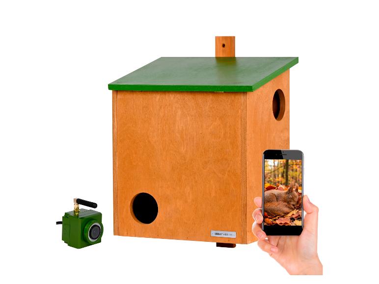 Vogelhaus aus Holz mit grünem Dach, Kamera und Smartphone mit Eichhörnchenbild.