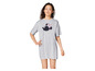 Eine Frau trägt ein graues T-Shirt-Kleid mit einem Minnie-Mouse-Aufdruck.