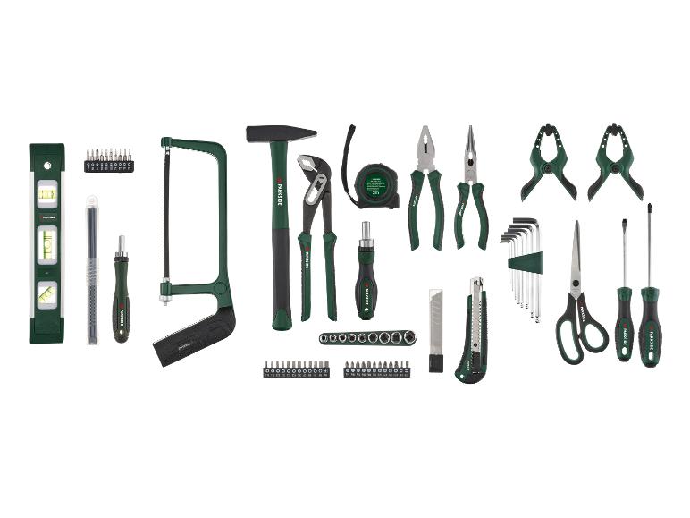 Sortiment an grün-schwarzen Handwerkzeugen, darunter Hammer, Zangen, Schraubendreher, Wasserwaage und Schraubenschlüssel.