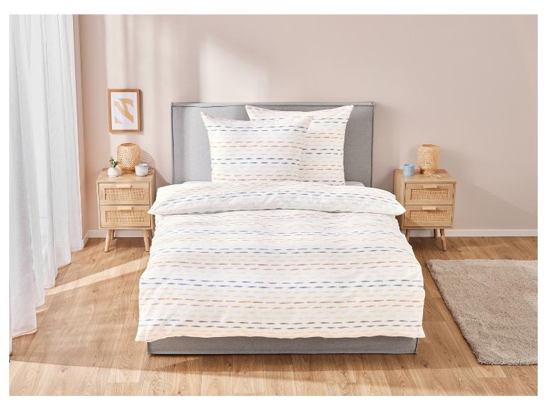 Bettwäsche und Kissenbezüge mit Streifen, Boho-Stil.