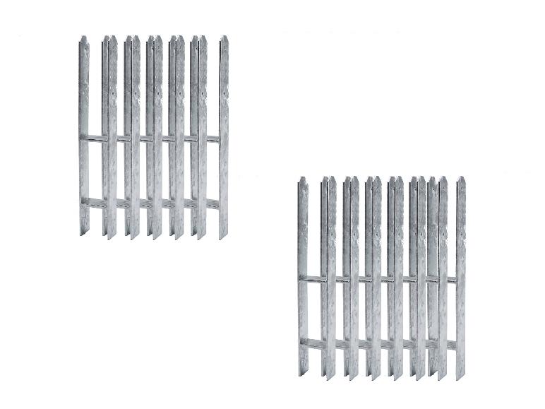 Zwei Reihen verzinkter Metallzäune auf weißem Hintergrund.