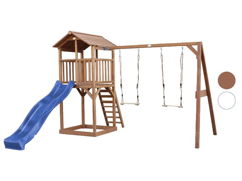 Holzspielplatz mit blauer Rutsche und Schaukeln