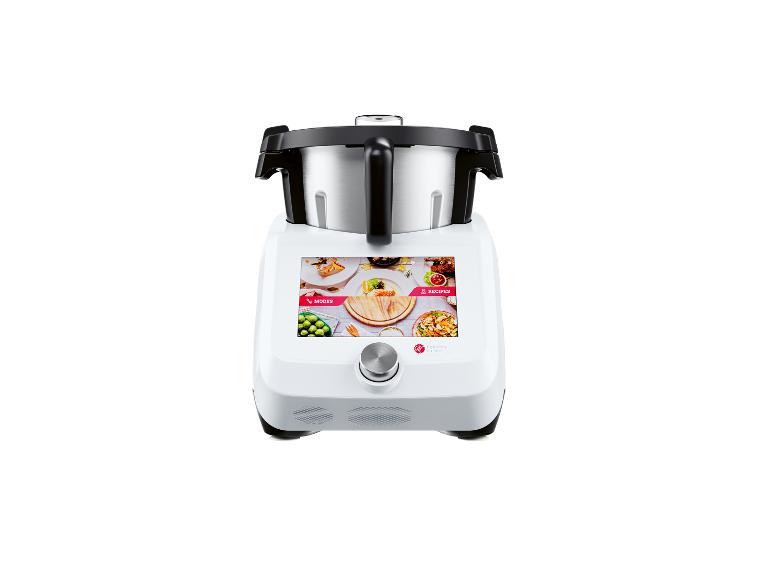 Weiße Monsieur Cuisine Küchenmaschine mit Touchscreen, der Rezepte anzeigt.