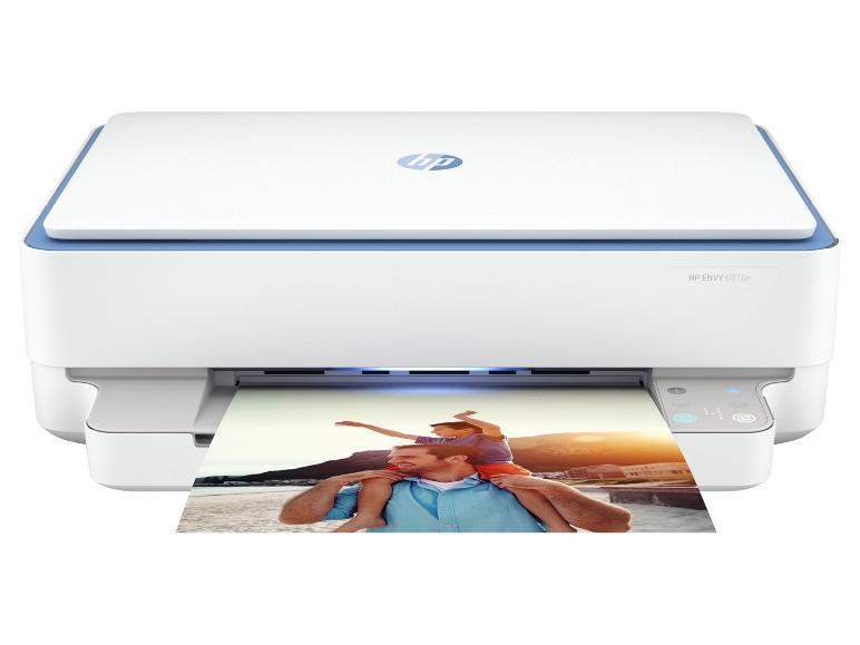 Ein weißer HP Envy 6010e Drucker druckt ein Familienfoto.