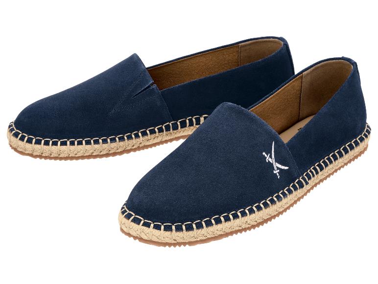 Ein Paar blaue Wildleder-Espadrilles mit gesticktem Logo und geflochtener Sohle.