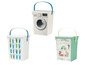 Eine weiße Waschmaschine, eine Aufbewahrungsbox mit Wäscheklammern und eine grüne Aufbewahrungsbox mit Recycling-Motiv.